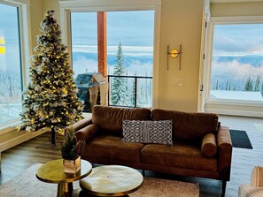 Smart TV, fireplace, computer monitors - Brand new duplex w/private hot tub, laundry, elevator, views & pet-friendly! (Vernon)