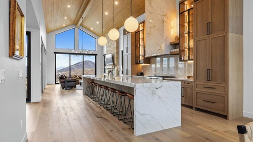 2 Min to Jordanelle Gondola Hot Tub Spa Suite Movie Room & Mountain Views Skyridge Summit by Avantstay