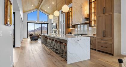 2 Min to Jordanelle Gondola Hot Tub Spa Suite Movie Room & Mountain Views Skyridge Summit by Avantstay