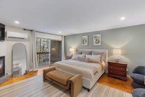 Free WiFi, bed sheets - Designer townhome w/near level entry-5min ski resort! (Sapphire)