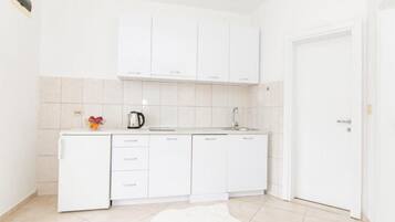 Geladeira, micro-ondas, talheres/pratos/utensílios de cozinha