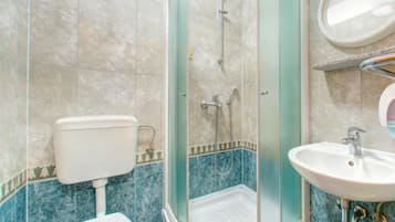 Douche, sèche-cheveux, serviettes fournies