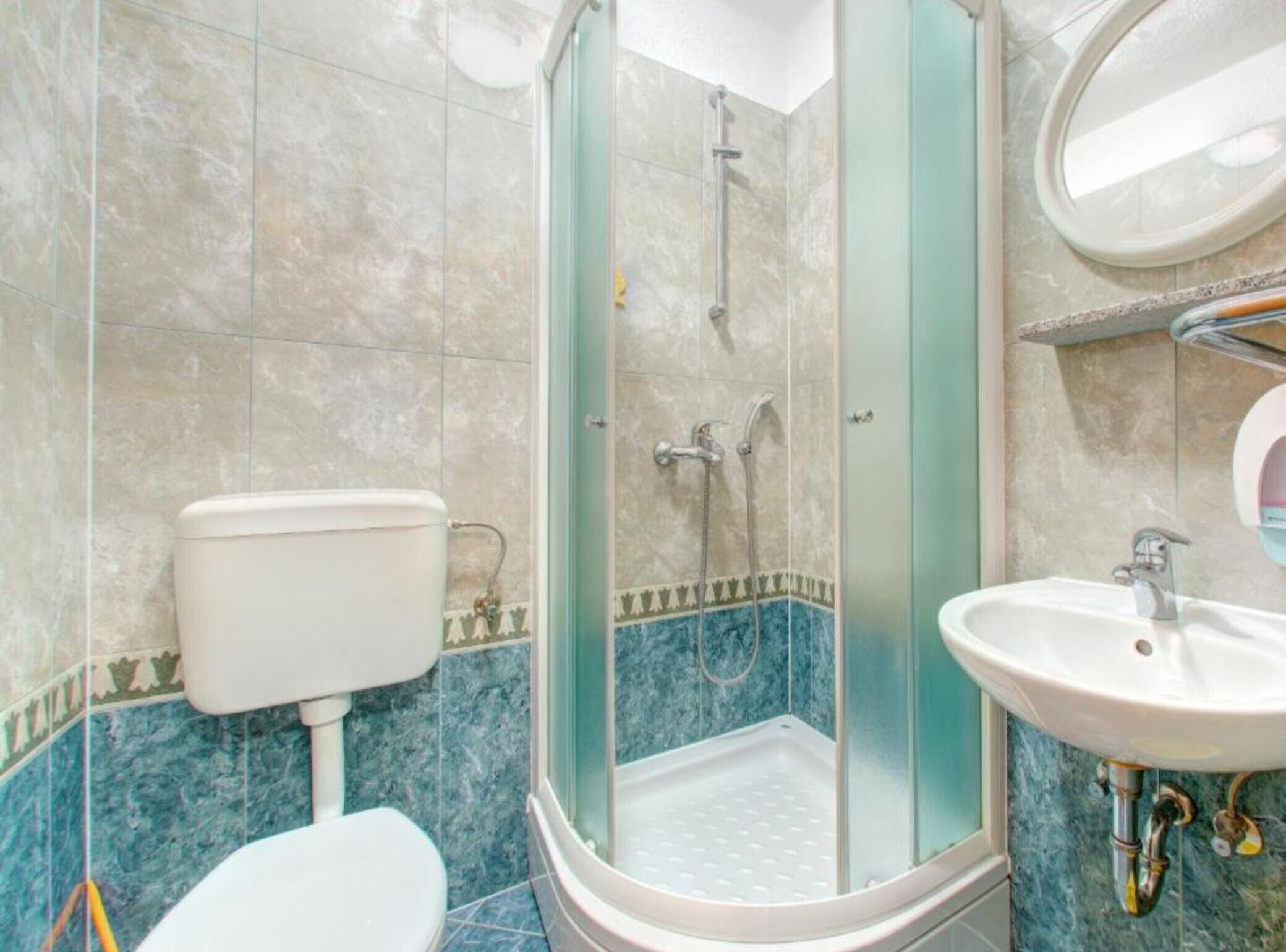 Douche, sèche-cheveux, serviettes fournies