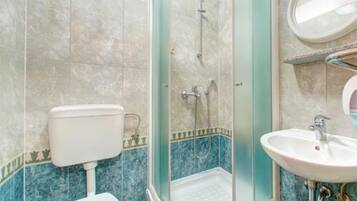 Douche, sĂšche-cheveux, serviettes fournies