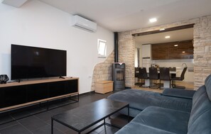 Smart TV - Gorgeous home in Pridraga (Pridraga)