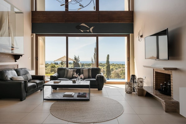 TV - Villa Phoebeia, Wonderful Sea Views, Outdoor Infinity Pool, Antipata, Kefalonia (Kefalonia)