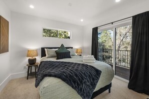 6 bedrooms, iron/ironing board, bed sheets - Skyline Summit Lodge (Big Bear Lake)
