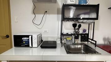 Kühlschrank, Mikrowelle, Herdplatte, Kochgeschirr/Geschirr/Besteck