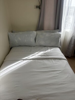 2 bedrooms, iron/ironing board, bed sheets, wheelchair access - Warm & Welcoming 2BR Stay in the Heart of the City (Iloilo City)