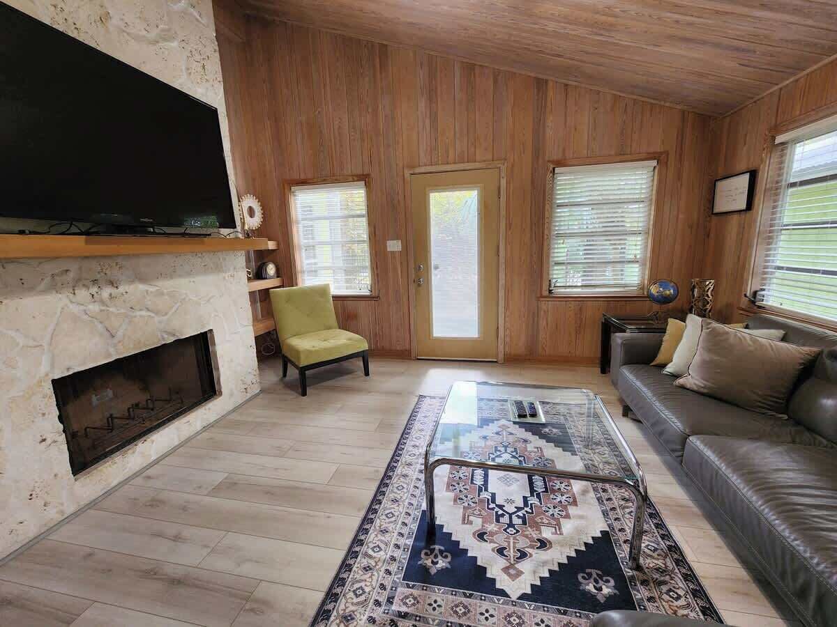 电视、壁炉、办公室