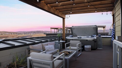 Rooftop Deck w/ Hot Tub Near Dining & Ski Slopes The Lookout by Avantstay