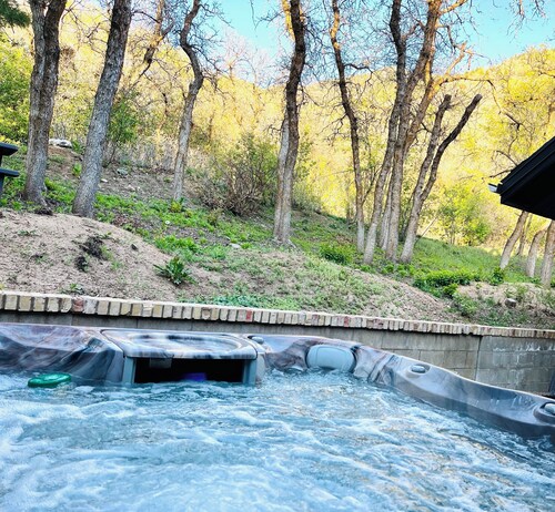 Mtnside retreat with hot tub-20 min to Snowbird. Views, privacy, near shopping
