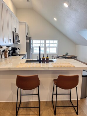 Microones, forn, placa de cuina i rentaplats 