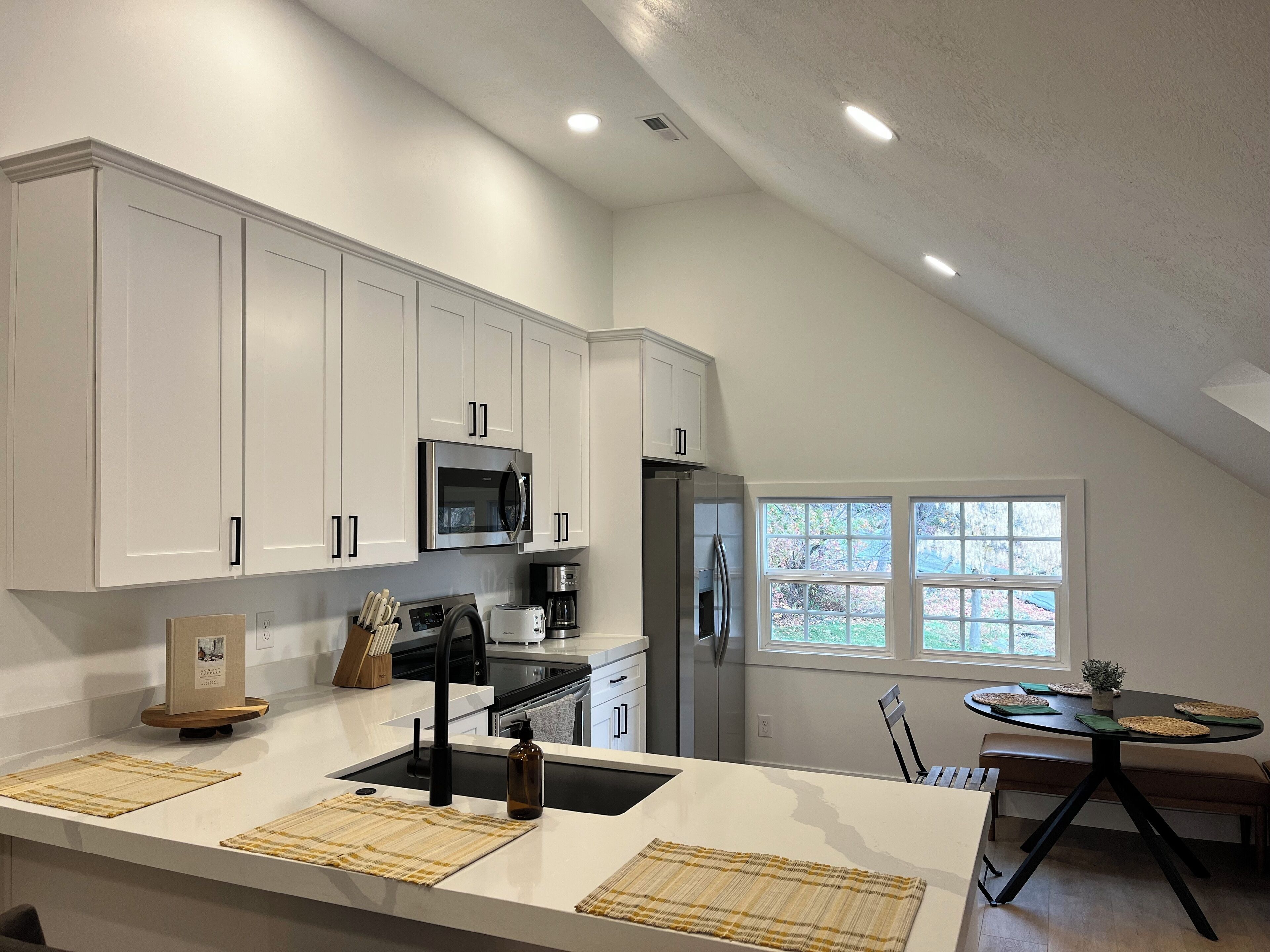 Microondas, horno, placa de cocina y lavavajillas