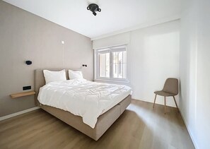 Travel crib, free WiFi