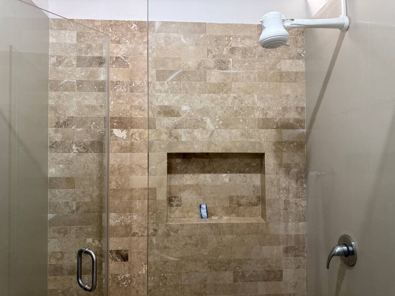 Eenvoudig appartement | Badkamer | Een haardroger, handdoeken, zeep, shampoo