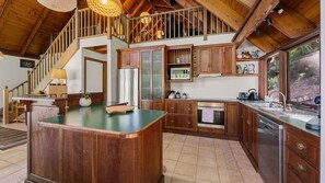 Fridge, microwave, oven, stovetop - The Scarborough - Pet Friendly Bushland Retreat (Scarborough)