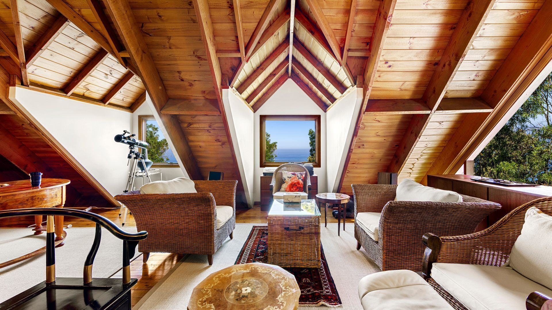 Smart-TV, peis, bøker og stereoanlegg