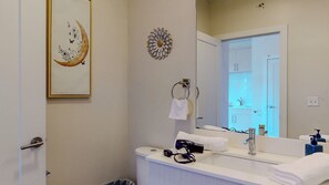 Hair dryer, towels, soap, shampoo - Stylish Home With Free ParkingFA (Stamford)