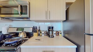 Fridge, microwave, oven, stovetop - Stylish Home With Free ParkingFA (Stamford)