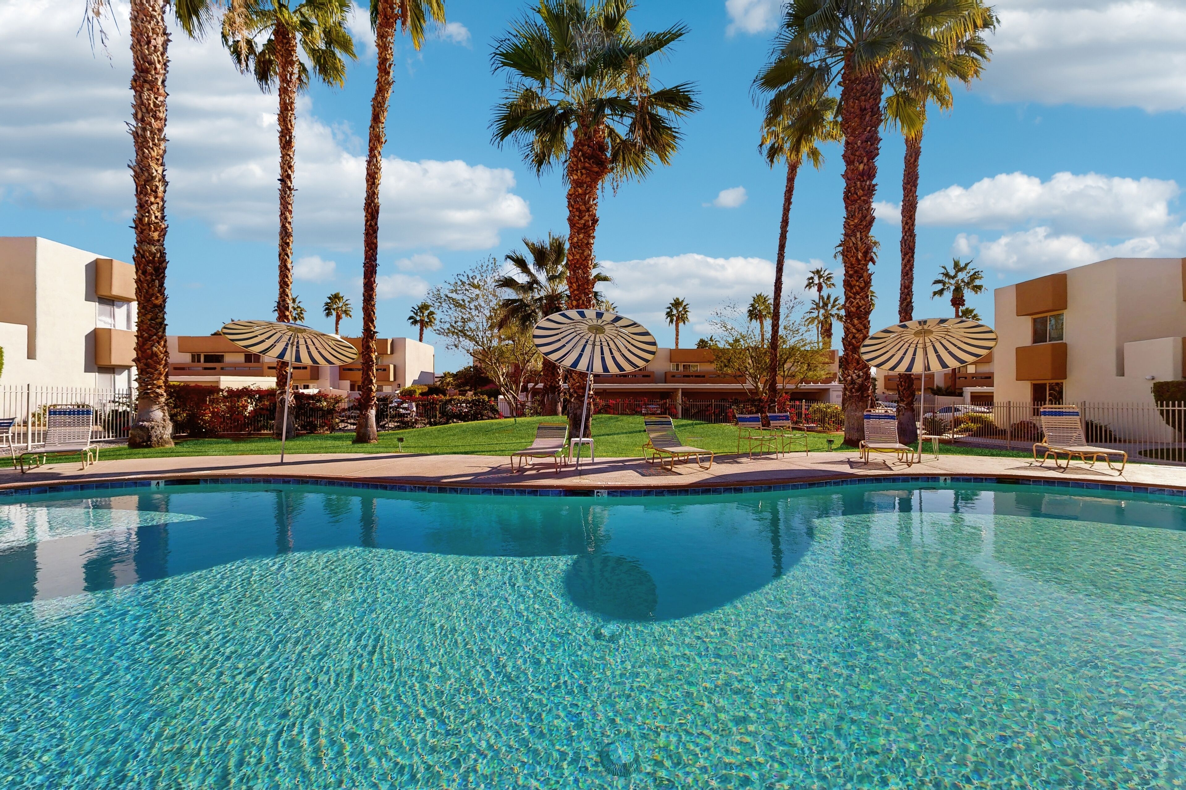 حمّام سباحة مُدفَّأ