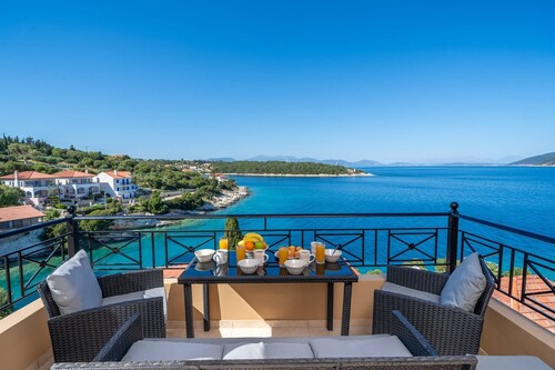 Beachfront Selini House, Wonderful Sea Views, Furnished Terrace, Kaminakia Bay
