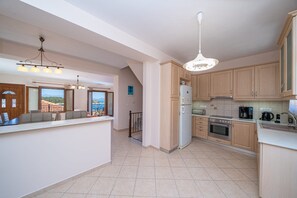 冷蔵庫、オーブン、コンロ、食器洗い機