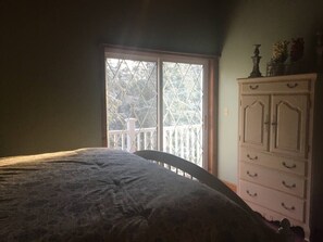 Escritorio, tabla de planchar con plancha, wifi y ropa de cama 