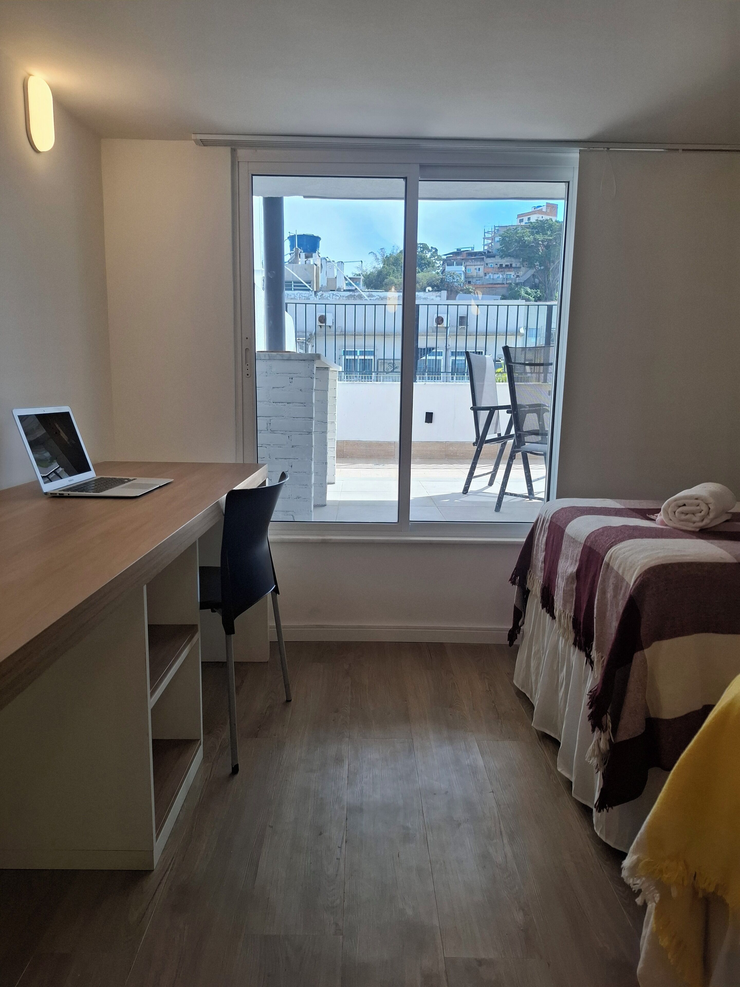 Ferros/tábuas de passar roupa, acesso à internet, roupa de cama