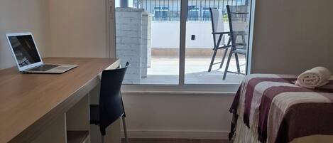 Ferros/tábuas de passar roupa, acesso à internet, roupa de cama