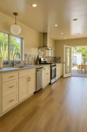 Private kitchen - WeHo Pool Retreat • Designer • Holiday Ready (Los Angeles)