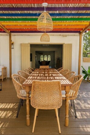Outdoor dining - WeHo Pool Retreat • Designer • Holiday Ready (Los Angeles)