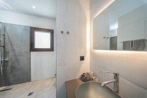 Shower, free toiletries, hair dryer, towels - Beachfront Villa Pleiada, Wonderful Sea Views, Furnished Terrace, Agia Kyriaki (Kefalonia)