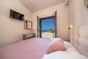 Cofres nos quartos, ferros/tábuas de passar roupa, berço de viagem