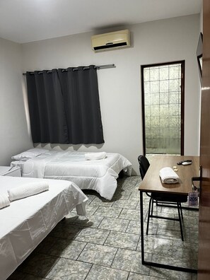 Comfort Triple Room | Desk, laptop workspace, free WiFi - Périco Hotel (Igaraçu do Tietê)