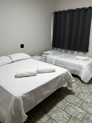 Comfort-Dreibettzimmer | Schreibtisch, laptopgeeigneter Arbeitsplatz, kostenloses WLAN