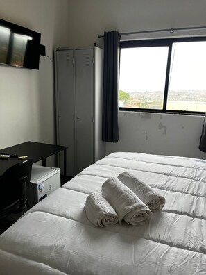 Comfort Double Room, City View | Bathroom | Shower, towels, soap, toilet paper - Périco Hotel (Igaraçu do Tietê)