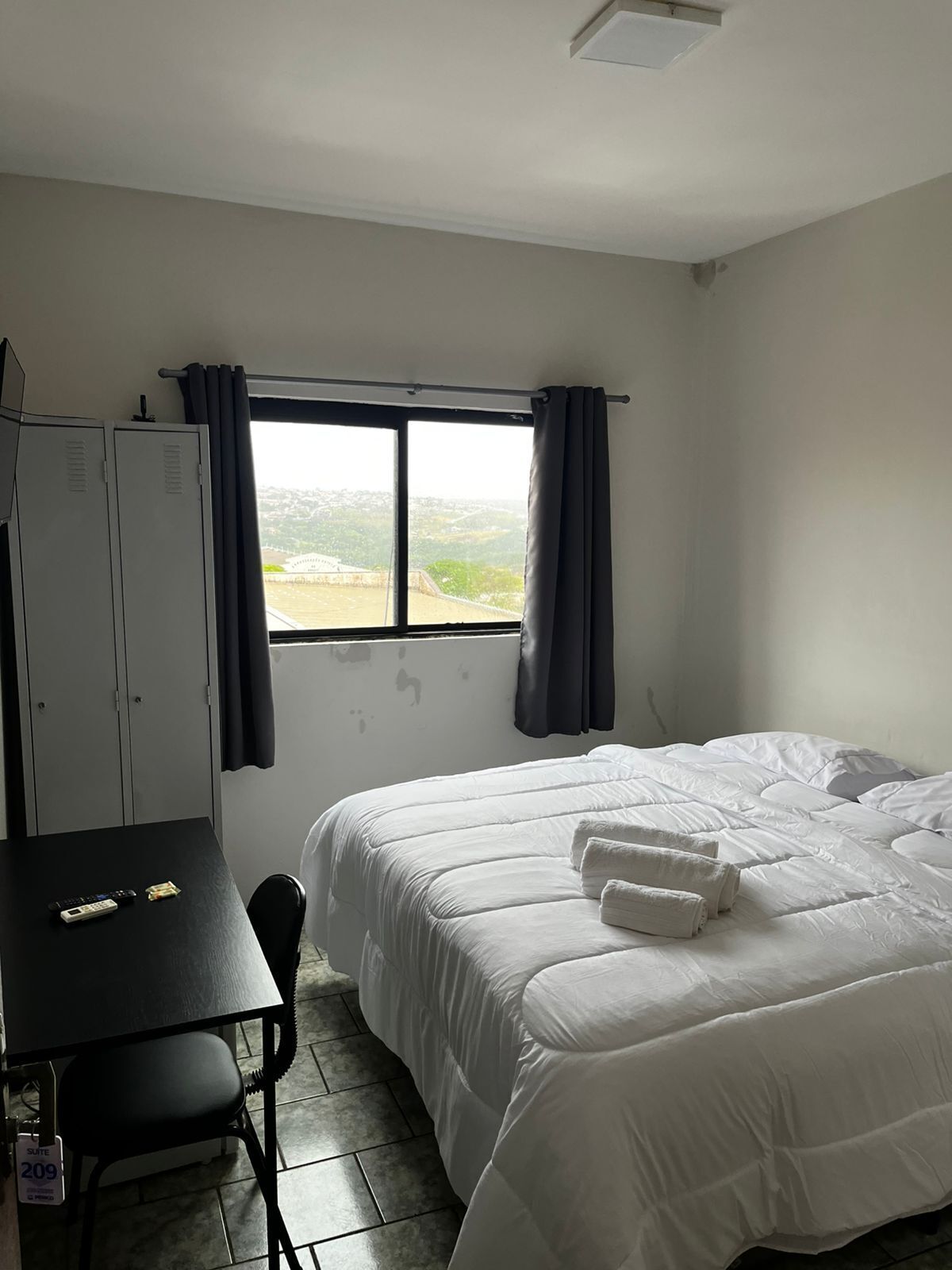 Quarto casal conforto, vista para a cidade | Escrivaninha, espaço de trabalho para notebook, Wi-Fi de cortesia