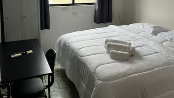 Quarto casal conforto, vista para a cidade | Escrivaninha, espaço de trabalho para notebook, Wi-Fi de cortesia