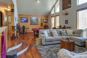 TV, fireplace, books, stereo