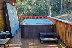 Outdoor spa tub - PMC Mountainside Cabin: Hit the Trails, Play Pool! (Pine Mountain Club)