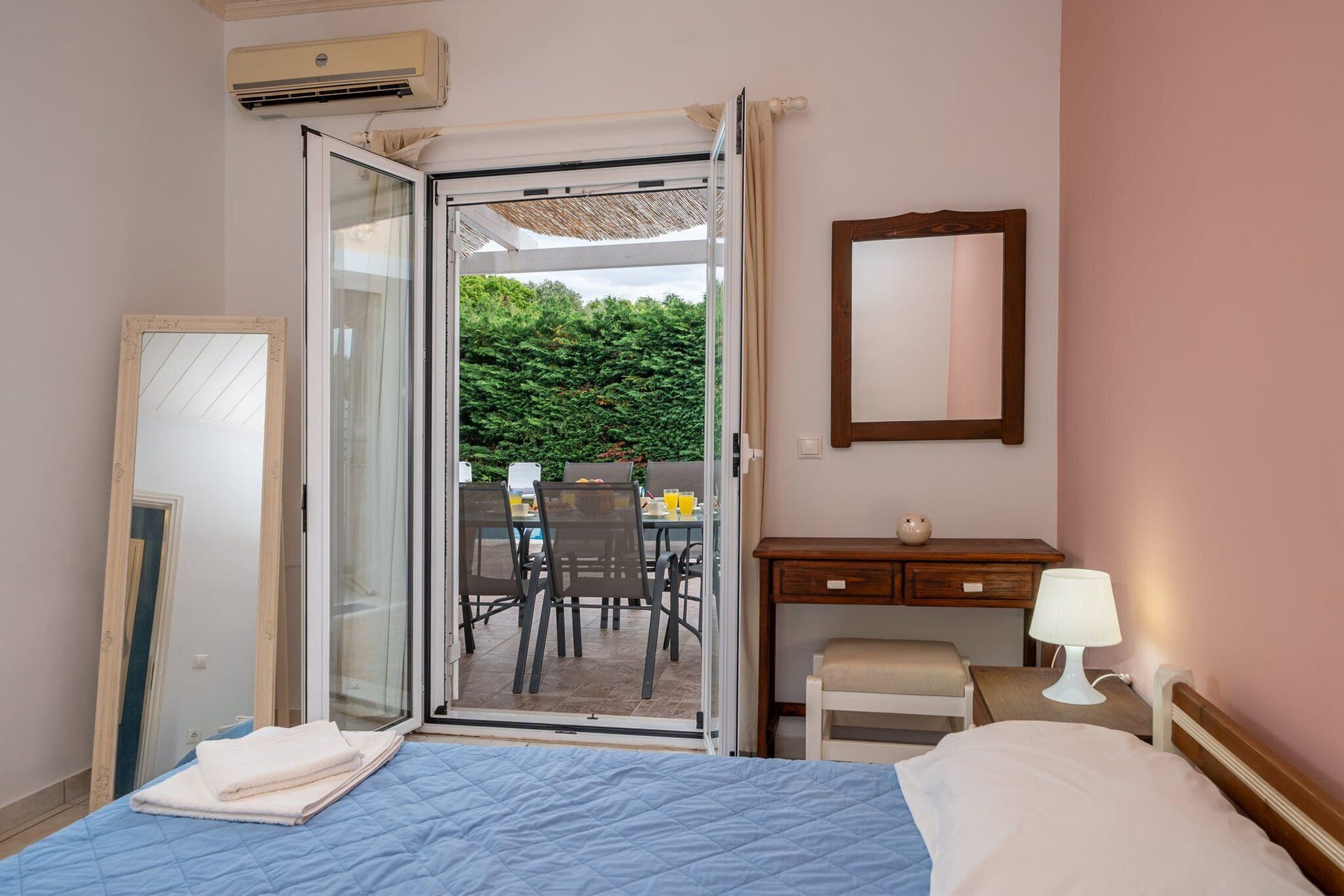 Safe på rommet, strykejern/-brett og reiseseng for barn