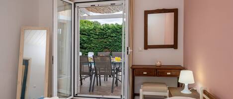 Safe på rommet, strykejern/-brett og reiseseng for barn