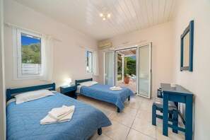 Coffres-forts dans les chambres, fer et planche à repasser