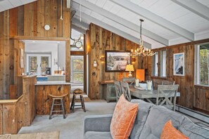 Smart TV, fireplace, offices, printers - Peaceful woodland retreat just minutes from Wildcat and Attitash Mountain ski areas, downtown North Conway, StoryLand, shopping, and dining. The perfect home base for mountain adventures, relaxation, and unforgettable family memories, YEAR ROUND! (Jackson)