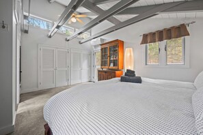 3 bedrooms, desk, iron/ironing board, free WiFi - Peaceful woodland retreat just minutes from Wildcat and Attitash Mountain ski areas, downtown North Conway, StoryLand, shopping, and dining. The perfect home base for mountain adventures, relaxation, and unforgettable family memories, YEAR ROUND! (Jackson)