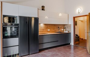 Wasserkocher mit Kaffee-/Teezubehör, Kühlschrank, Mikrowelle, Ofen