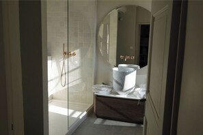 Douche, sèche-cheveux, serviettes fournies, savon