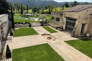 المنطقة المحيطة بالمنشأة