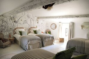 7 chambres, fer et planche à repasser, Wi-Fi, draps fournis